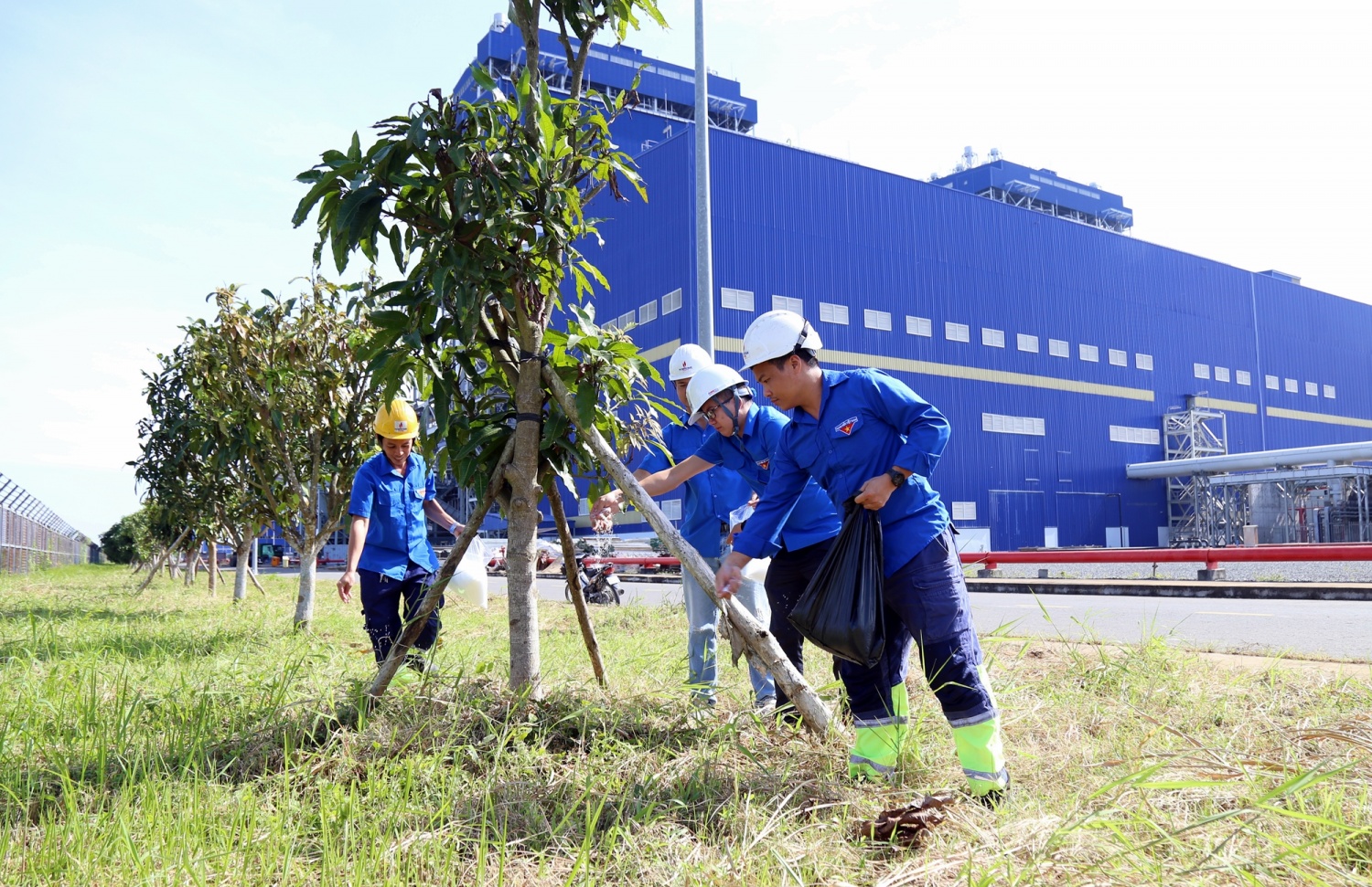 Tuổi trẻ NMNĐ Sông Hậu 1 ra quân vệ sinh khuôn viên chào mừng hoàn thành công tác trung tu Tổ máy S1, S2 năm 2025 Tuổi trẻ NMNĐ Sông Hậu 1 ra quân vệ sinh khuôn viên chào mừng hoàn thành trung tu Tổ máy S1, S2 năm 2025