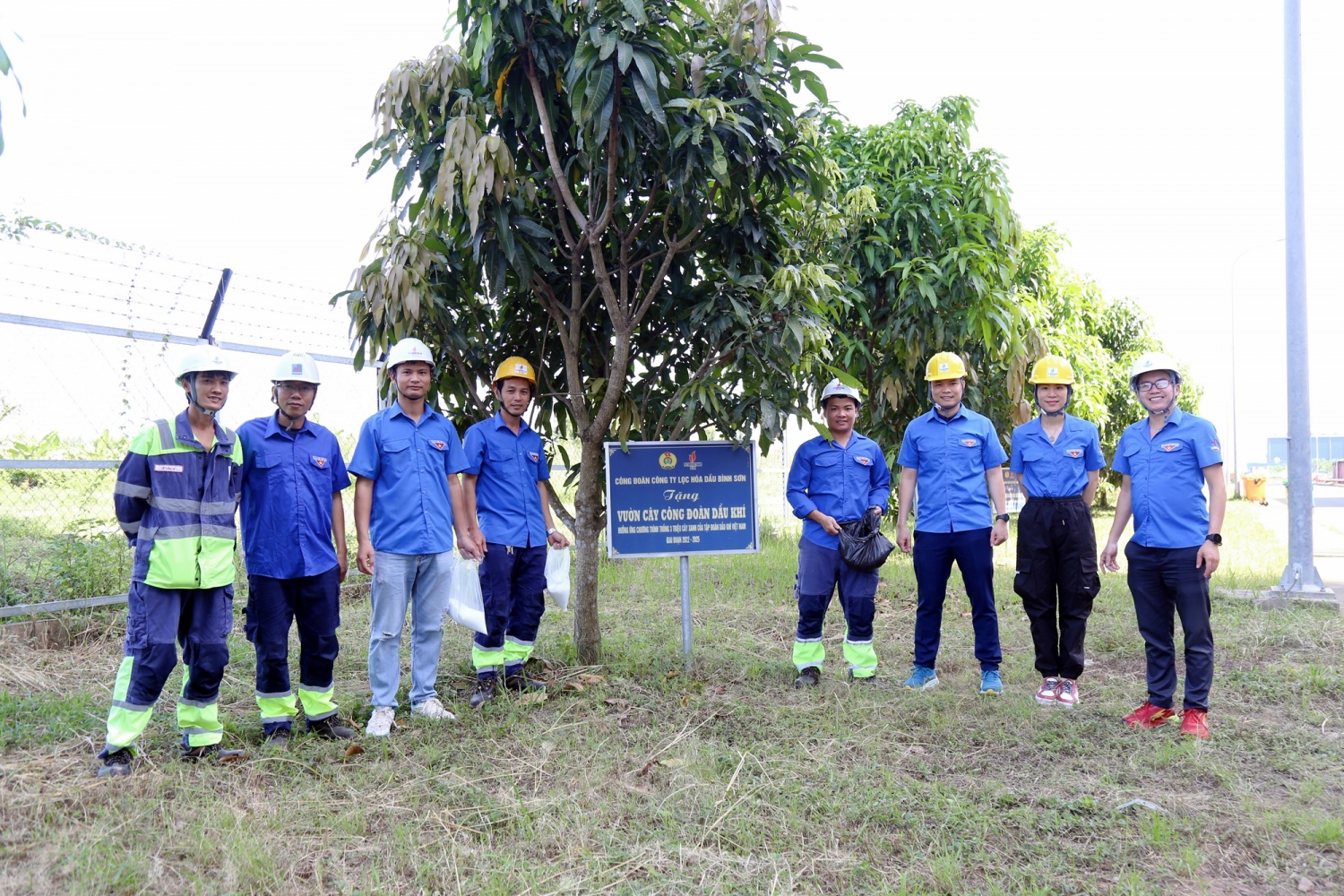 Tuổi trẻ NMNĐ Sông Hậu 1 ra quân vệ sinh khuôn viên chào mừng hoàn thành trung tu Tổ máy S1, S2 năm 2025 Tuổi trẻ NMNĐ Sông Hậu 1 ra quân vệ sinh khuôn viên chào mừng hoàn thành trung tu Tổ máy S1, S2 năm 2025