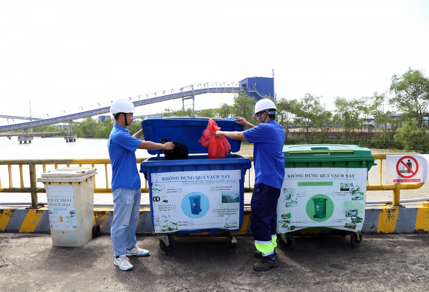 Tuổi trẻ NMNĐ Sông Hậu 1 ra quân vệ sinh khuôn viên chào mừng hoàn thành công tác trung tu Tổ máy S1, S2 năm 2025 Tuổi trẻ NMNĐ Sông Hậu 1 ra quân vệ sinh khuôn viên chào mừng hoàn thành trung tu Tổ máy S1, S2 năm 2025