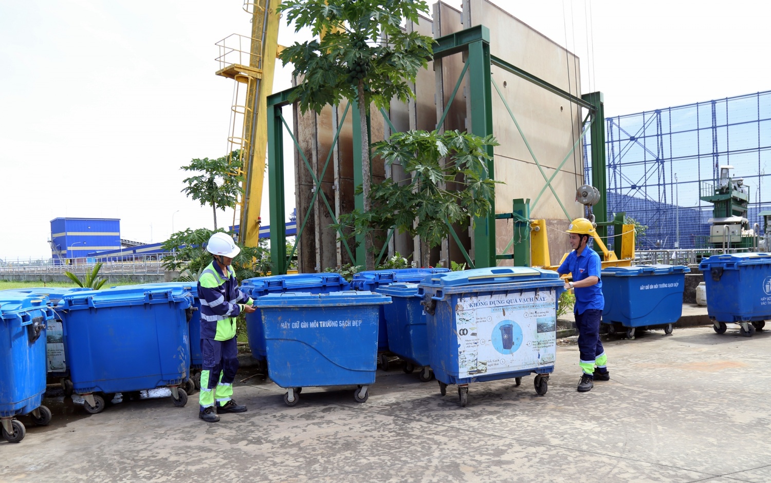 Tuổi trẻ NMNĐ Sông Hậu 1 ra quân vệ sinh khuôn viên chào mừng hoàn thành công tác trung tu Tổ máy S1, S2 năm 2025 Tuổi trẻ NMNĐ Sông Hậu 1 ra quân vệ sinh khuôn viên chào mừng hoàn thành trung tu Tổ máy S1, S2 năm 2025