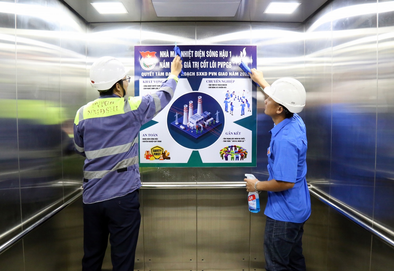 Tuổi trẻ NMNĐ Sông Hậu 1 ra quân vệ sinh khuôn viên chào mừng hoàn thành công tác trung tu Tổ máy S1, S2 năm 2025 Tuổi trẻ NMNĐ Sông Hậu 1 ra quân vệ sinh khuôn viên chào mừng hoàn thành trung tu Tổ máy S1, S2 năm 2025