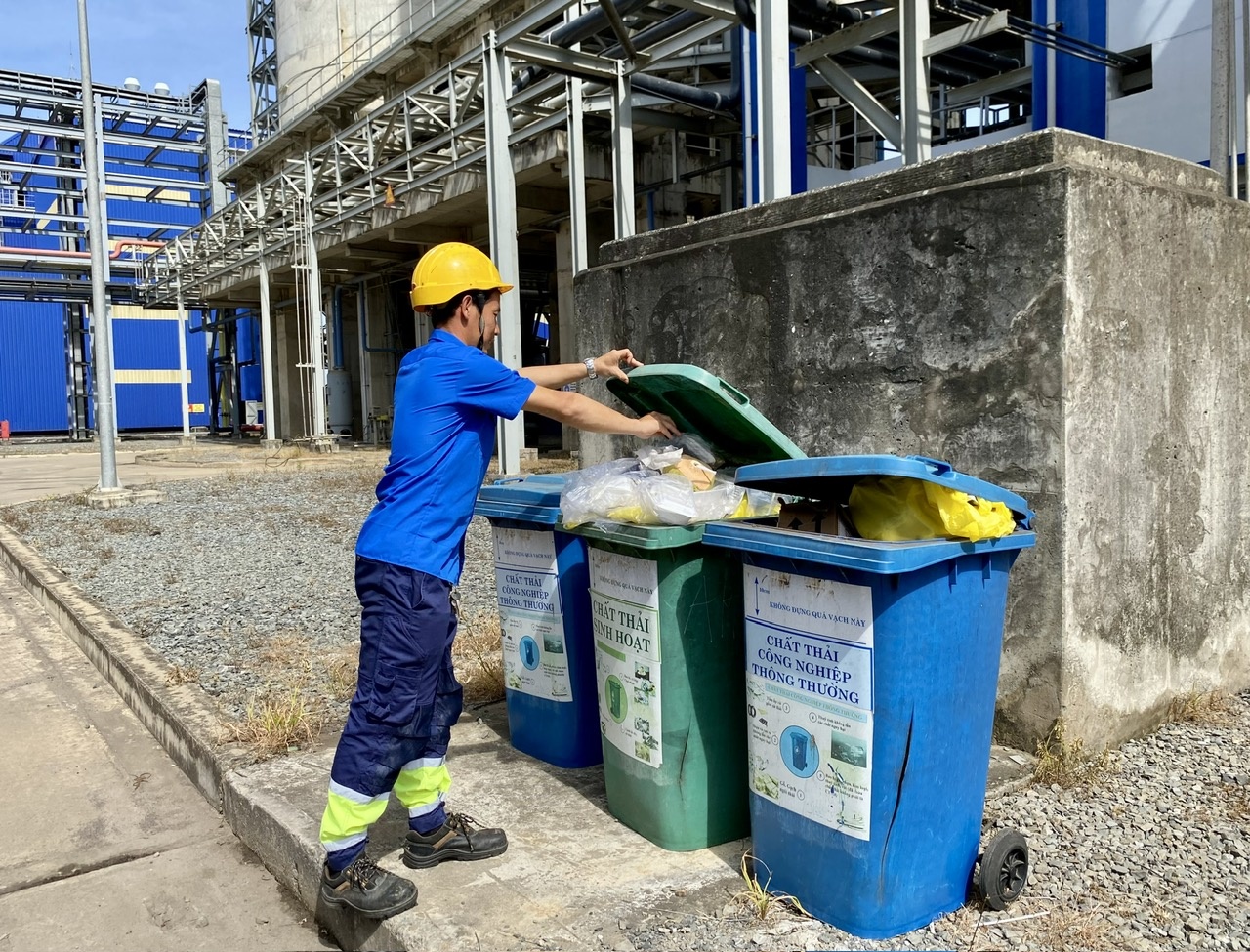Tuổi trẻ NMNĐ Sông Hậu 1 ra quân vệ sinh khuôn viên chào mừng hoàn thành công tác trung tu Tổ máy S1, S2 năm 2025 Tuổi trẻ NMNĐ Sông Hậu 1 ra quân vệ sinh khuôn viên chào mừng hoàn thành trung tu Tổ máy S1, S2 năm 2025