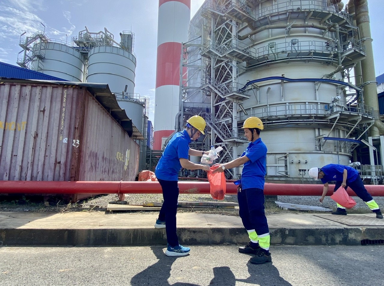 Tuổi trẻ NMNĐ Sông Hậu 1 ra quân vệ sinh khuôn viên chào mừng hoàn thành công tác trung tu Tổ máy S1, S2 năm 2025 Tuổi trẻ NMNĐ Sông Hậu 1 ra quân vệ sinh khuôn viên chào mừng hoàn thành trung tu Tổ máy S1, S2 năm 2025