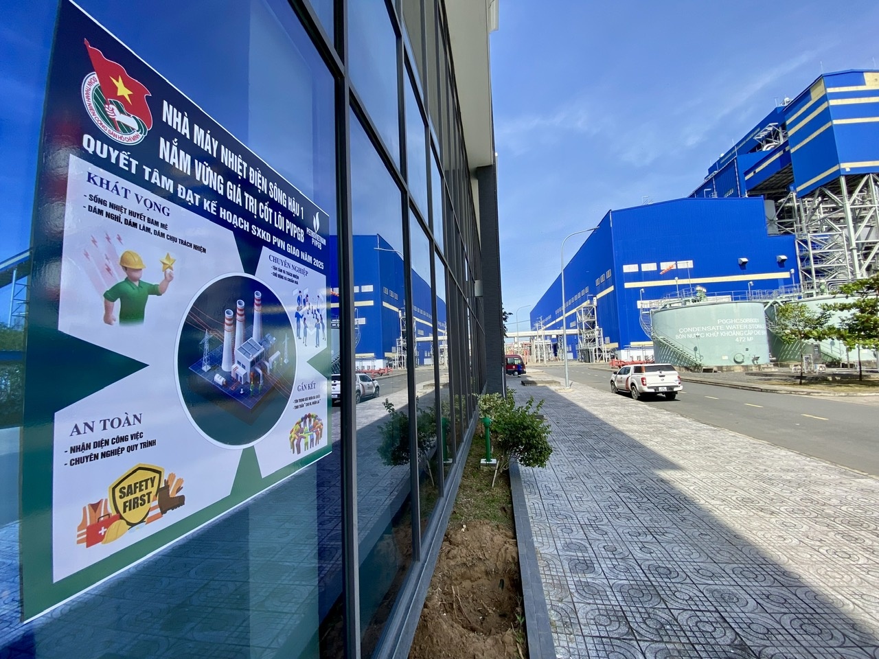 Tuổi trẻ NMNĐ Sông Hậu 1 ra quân vệ sinh khuôn viên chào mừng hoàn thành công tác trung tu Tổ máy S1, S2 năm 2025 Tuổi trẻ NMNĐ Sông Hậu 1 ra quân vệ sinh khuôn viên chào mừng hoàn thành trung tu Tổ máy S1, S2 năm 2025