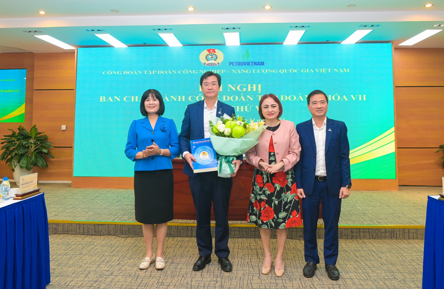 Đồng chí Đỗ Hồng Vân – Ủy viên Đoàn Chủ tịch, Phó trưởng Ban Quan hệ Lao động Tổng Liên đoàn Lao động Việt Nam trao quyết định phụ trách Công đoàn Petrovietnam cho đồng chí Nguyễn Mạnh Kha