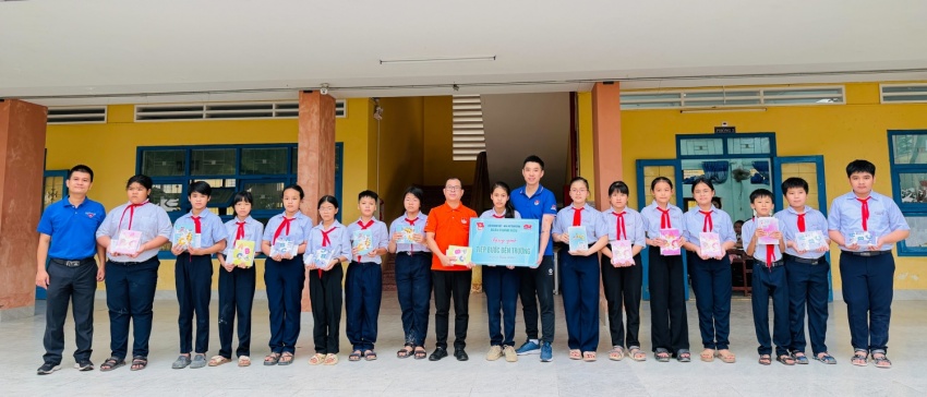 Tuổi trẻ Vietsovpetro hướng về vùng lũ Gia Lai với chương trình “Tiếp bước đến trường” Tuổi trẻ Vietsovpetro hướng về vùng lũ Gia Lai với chương trình “Tiếp bước đến trường”