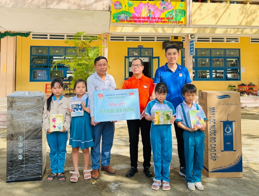 Tuổi trẻ Vietsovpetro hướng về vùng lũ Gia Lai với chương trình “Tiếp bước đến trường” Tuổi trẻ Vietsovpetro hướng về vùng lũ Gia Lai với chương trình “Tiếp bước đến trường”