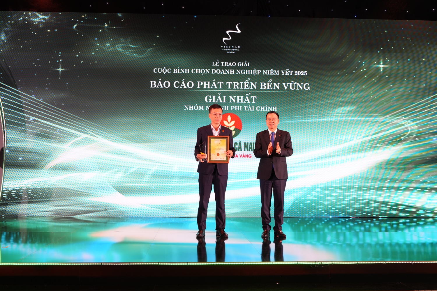 Phân bón Cà Mau lọt Top 8 doanh nghiệp quản trị tốt nhất, giành giải Nhất phát triển bền vững 2025