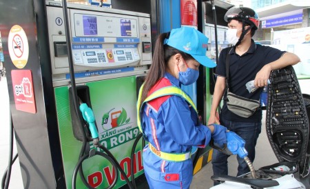 Giá xăng tăng, giá dầu giảm từ chiều 4/12