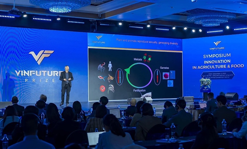 Nhà khoa học VinFuture giới thiệu công nghệ đột phá giúp “sao y bản chính” các hạt giống chất lượng
