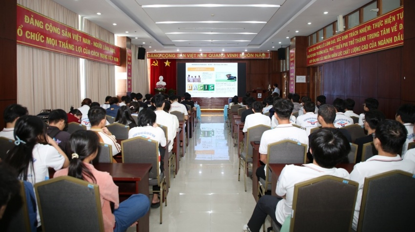 Chuyên gia Zarubezhneft EP Vietnam chia sẻ công nghệ khai thác dầu khí cho sinh viên PVU