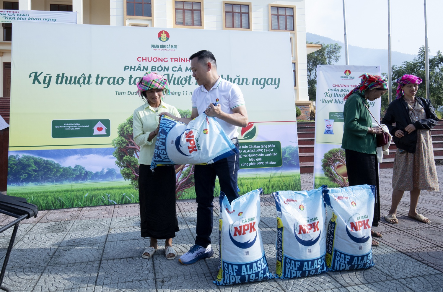 Phân Bón Cà Mau: Chung tay san sẻ với đồng bào vùng bão lũ