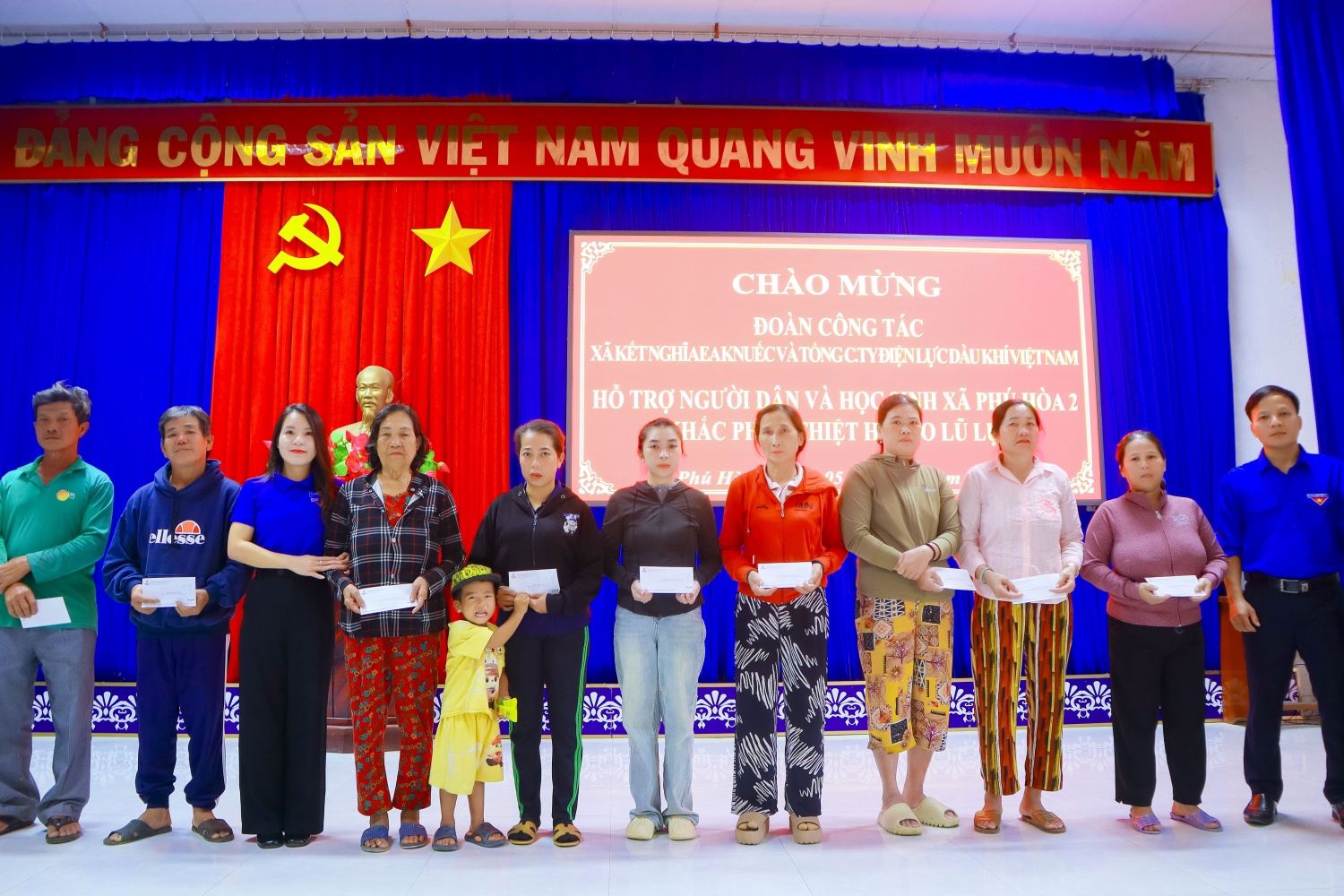 PV Power hỗ trợ bà con Đắk Lắk khắc phục hậu quả mưa lũ