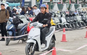 Người dân Hà Nội mang xe xăng cũ đi định giá, chốt lên đời xe máy điện VinFast ngay trong ngày