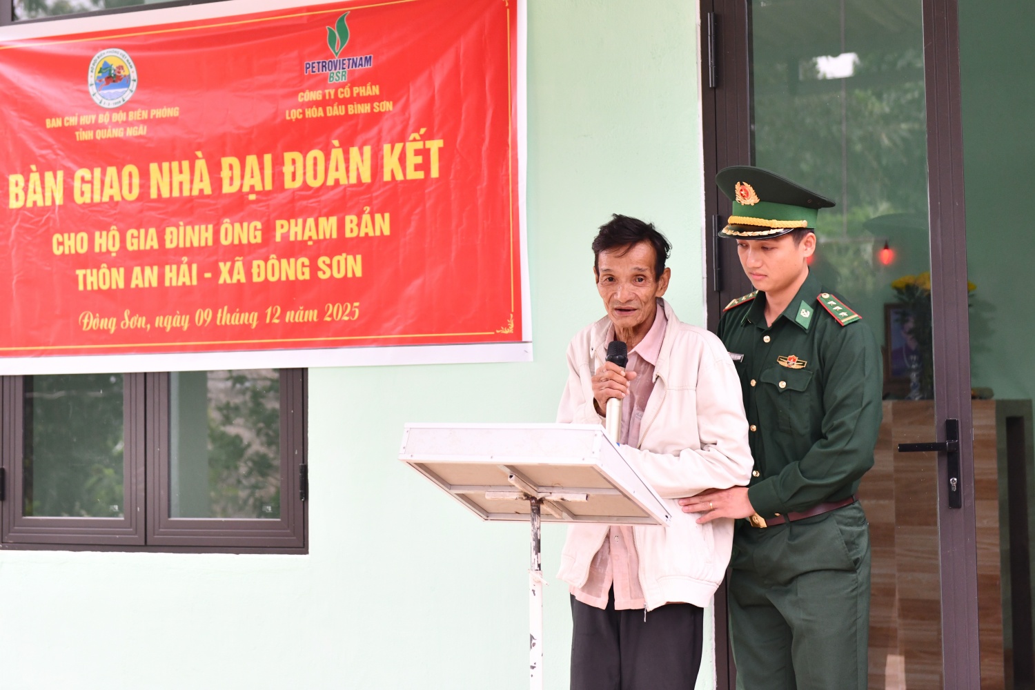 Ông Phạm Bản người khuyết tật và sống neo đơn, không có con cái, thuộc diện gia đình chính sách bày tỏ sự xúc động khi nhận được căn nhà Đại đoàn kết. Ông Phạm Bản người khuyết tật và sống neo đơn, không có con cái, thuộc diện gia đình chính sách bày tỏ sự xúc động khi nhận được căn nhà Đại đoàn kết.