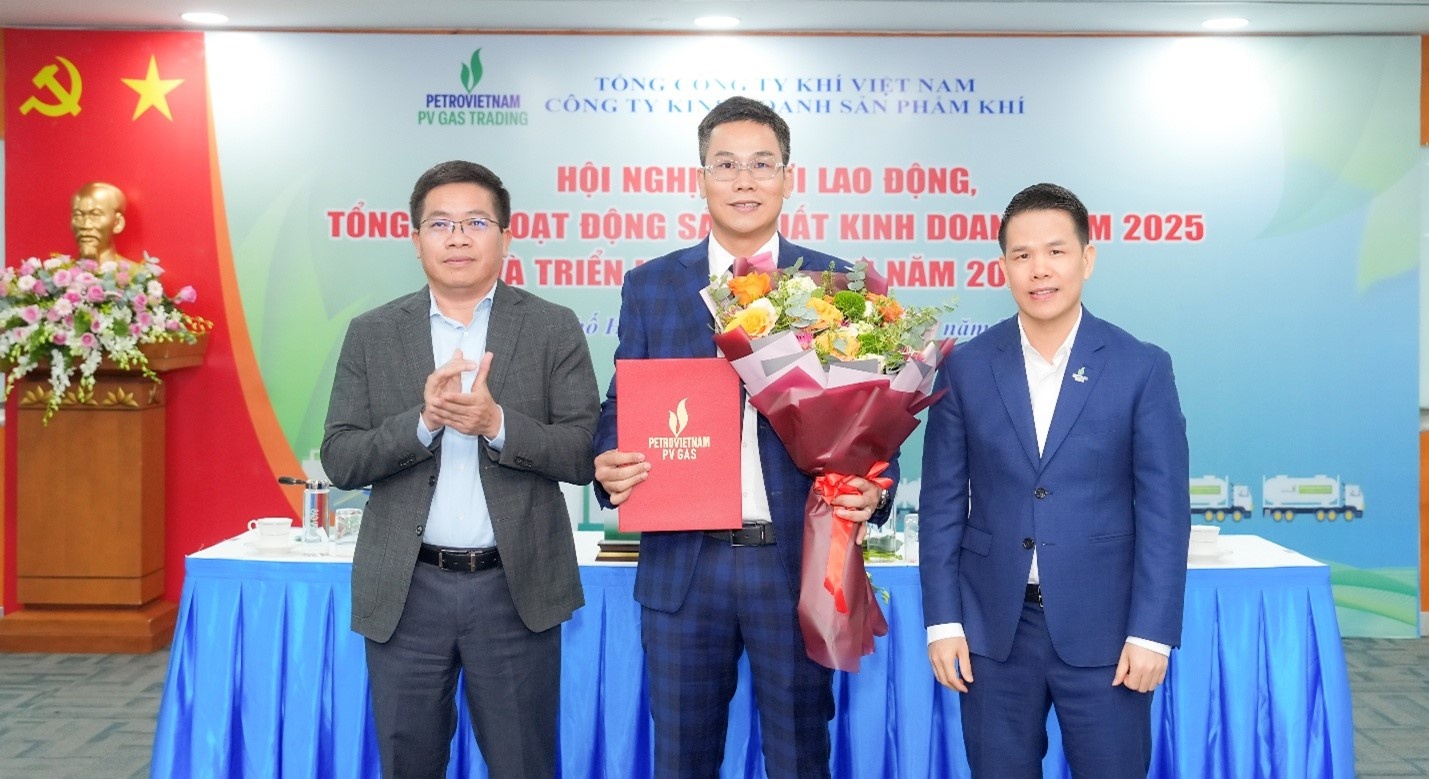 Lãnh đạo Tổng công ty trao quyết định cho ông Bùi Văn Trang - tân Phó Giám đốc PV GAS TRADING