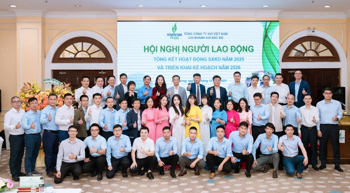 Lãnh đạo PV GAS cùng Lãnh đạo và người lao động tại Chi nhánh KBB