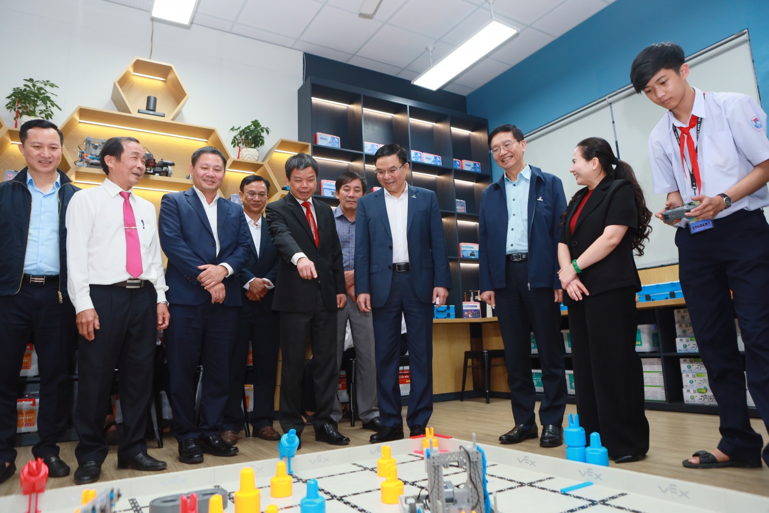 Các em học sinh trình diễn kỹ thuật điều khiển robot được trang bị tại phòng STEM do Petrovietnam tài trợ. Các em học sinh trình diễn kỹ thuật điều khiển robot được trang bị tại phòng STEM do Petrovietnam tài trợ.