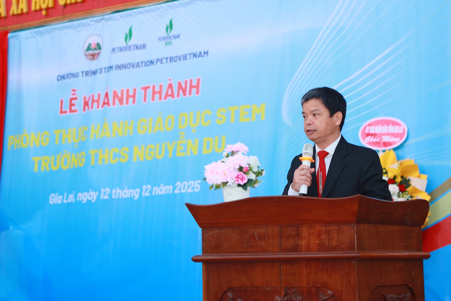 Đồng chí Nguyễn Hữu Quế - Phó Chủ tịch UBND tỉnh Gia Lai khẳng định việc khánh Thành phòng STEM do Petrovietnam tài trợ đã đánh dấu cột mốc đưa giáo dục STEM đến gần hơn với các em học sinh của tỉnh Gia Lai. Đồng chí Nguyễn Hữu Quế - Phó Chủ tịch UBND tỉnh Gia Lai khẳng định việc khánh Thành phòng STEM do Petrovietnam tài trợ đã đánh dấu cột mốc đưa giáo dục STEM đến gần hơn với các em học sinh của tỉnh Gia Lai.