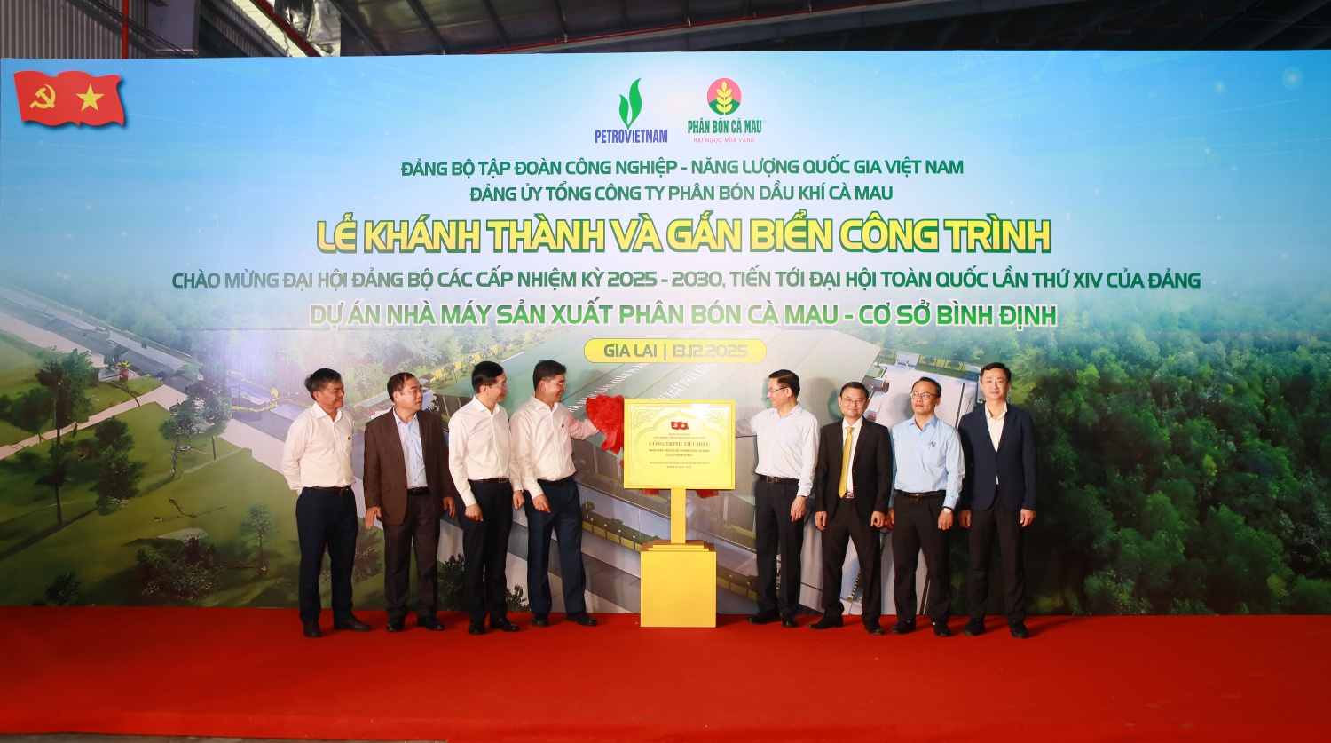 Các đại biểu thực hiện nghi thức gắn biển công trình chào mừng Đại hội Đảng bộ các cấp nhiệm kỳ 2025 – 2030, tiến tới Đại hội Đảng bộ toàn quốc lần thứ 14.