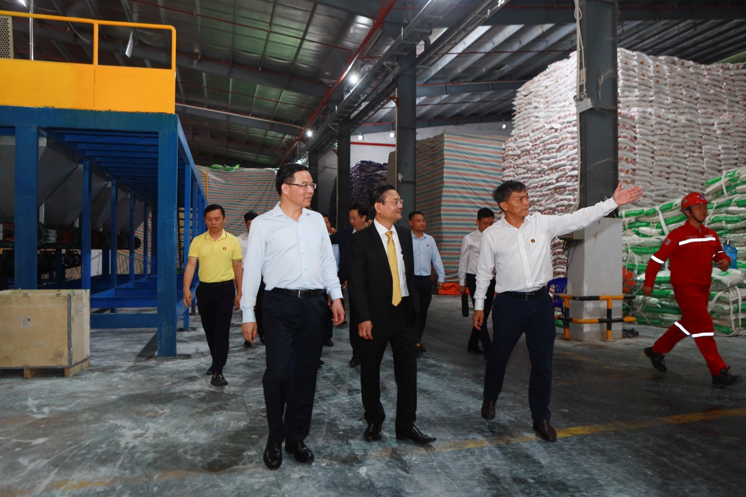 Đồng chí Văn Tiến Thanh – Phó Bí thư Đảng ủy, Tổng Giám đốc PVCFC (thứ 3 từ trái sang) giới thiệu hoạt động của Nhà máy với các đại biểu.