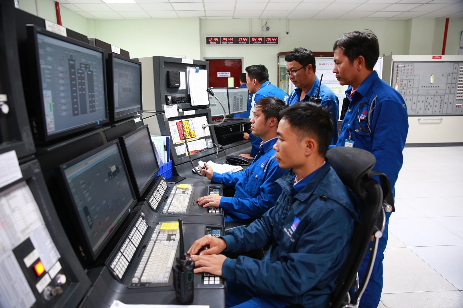 1. Bứt phá giới hạn với việc vận hành an toàn ổn định NMLD Dung Quất ở công suất kỷ lục 120%. Sản lượng sản xuất đạt trên 7,9 triệu tấn (cao nhất từ khi Nhà máy đi vào vận hành thương mại) khẳng định vai trò trụ cột bảo đảm an ninh năng lượng quốc gia. Năm 2025 cũng đánh dấu cột mốc 100 triệu tấn sản phẩm tích lũy kể từ khi nhà máy đi vào vận hành thương mại. 1. Bứt phá giới hạn với việc vận hành an toàn ổn định NMLD Dung Quất ở công suất kỷ lục 120%. Sản lượng sản xuất đạt trên 7,9 triệu tấn (cao nhất từ khi Nhà máy đi vào vận hành thương mại) khẳng định vai trò trụ cột bảo đảm an ninh năng lượng quốc gia. Nă