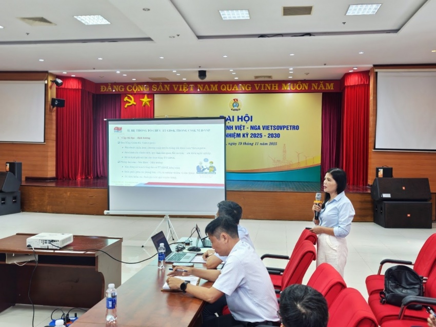 Thạc sĩ BS Hồ Thanh Thủy – Trung tâm Y tế Vietsovpetro trong phần trình bày tham luận về chuyên đề nâng cao hiệu quả công tác truyền thông chăm sóc sức khỏe NLĐ tại công trình biển