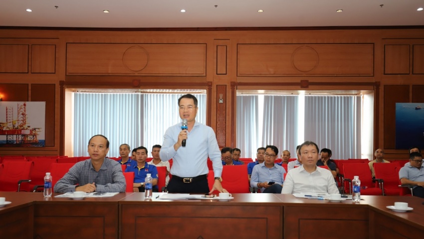 Đồng chí Hoàng Phúc Long – Chủ tịch Công đoàn Vietsovpetro phát biểu chỉ đạo tại Hội thảo, định hướng các nhiệm vụ trọng tâm trong công tác ATVSLĐ và chăm sóc sức khỏe người lao động.