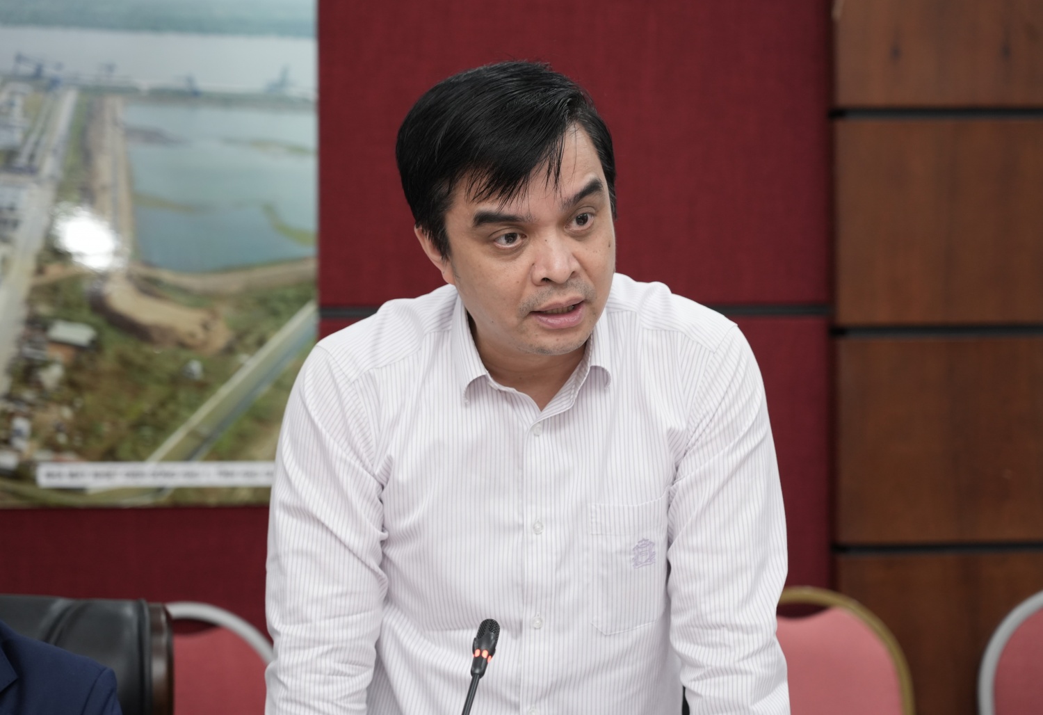 Đồng chí Nguyễn Minh Đạo, Phó Bí thư phụ trách Đảng ủy, Giám đốc Chi nhánh báo cáo tại Hội nghị