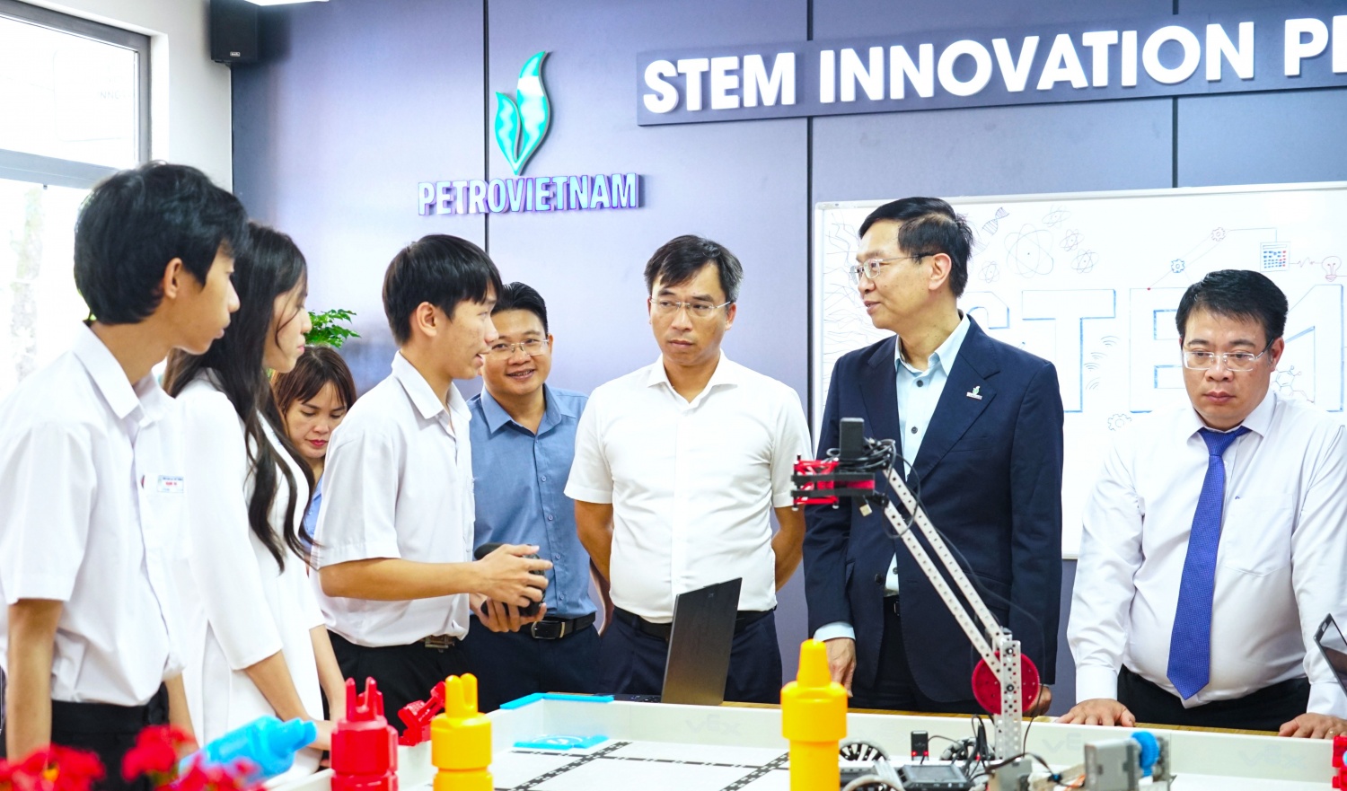 Phòng STEM Innovation Petrovietnam tại Trường THPT Đạm Ri: 
Tiếp sức sáng tạo - nghiên cứu khoa học