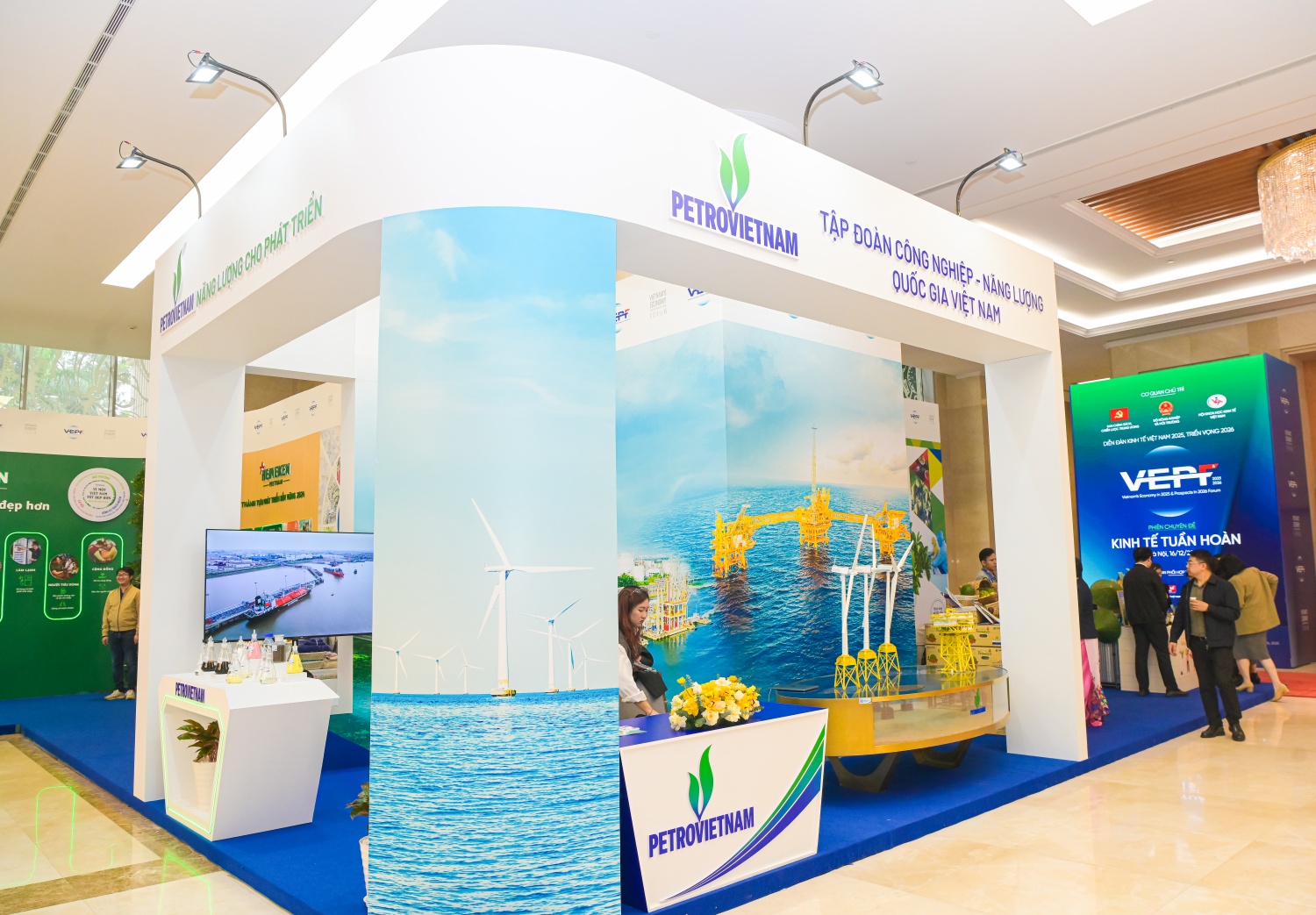 Gian trưng bày của Petrovietnam được thiết kế theo phong cách hiện đại, không gian mở, kết hợp hệ thống màn hình trình chiếu tái hiện sinh động chặng đường hơn 50 năm xây dựng và phát triển của Tập đoàn. Bao quanh khu trưng bày là các hình ảnh tiêu biểu về những công trình dầu khí, phản ánh rõ nét vai trò, đóng góp của Petrovietnam đối với sự nghiệp phát triển kinh tế – xã hội của đất nước. Gian trưng bày của Petrovietnam được thiết kế theo phong cách hiện đại, không gian mở, kết hợp hệ thống màn hình trình chiếu tái hiện sinh động chặng đường hơn 50 năm xây dựng và phát triển của Tập đoàn. Bao quanh khu trưng bày là các hình ảnh tiêu biểu về những công trình dầu khí, phản ánh rõ nét vai trò, đóng góp của Petrovietnam đối với sự nghiệp phát triển kinh tế – xã hội của đất nước.