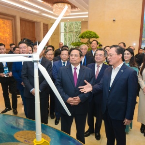 [Chùm ảnh] Thủ tướng Phạm Minh Chính tham quan gian trưng bày của Petrovietnam tại Diễn đàn Kinh tế Việt Nam 2025