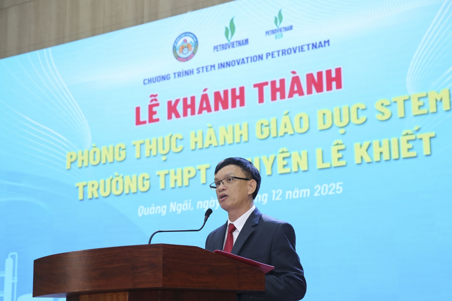 thầy Trần Quang Hồng – Hiệu trưởng Trường THPT chuyên Lê Khiết chia sẻ về định hướng phát triển của Trường THPT chuyên Lê Khiết và phòng STEM do Petrovietnam tài trợ sẽ mở ra một hướng tiếp cận giáo dục hiện đại, thực chất và bền vững.