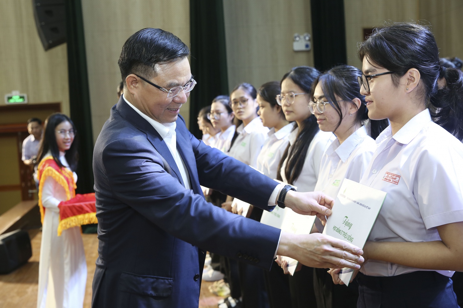 Đồng chí Lê Mạnh Hùng – Bí thư Đảng uỷ, Chủ tịch HĐTV Petrovietnam trao tặng các phần quà cho các học sinh có thành tích cao trong học tập tại Trường THPT chuyên Lê Khiết.