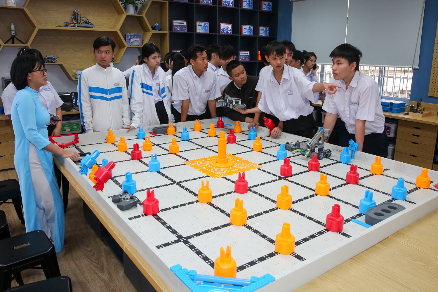 Không gian phòng STEM hiện đại do Petrovietnam tài trợ giúp học sinh tiếp cận phương pháp học tập thực hành, khơi dậy niềm đam mê khoa học – công nghệ ngay từ bậc phổ thông.