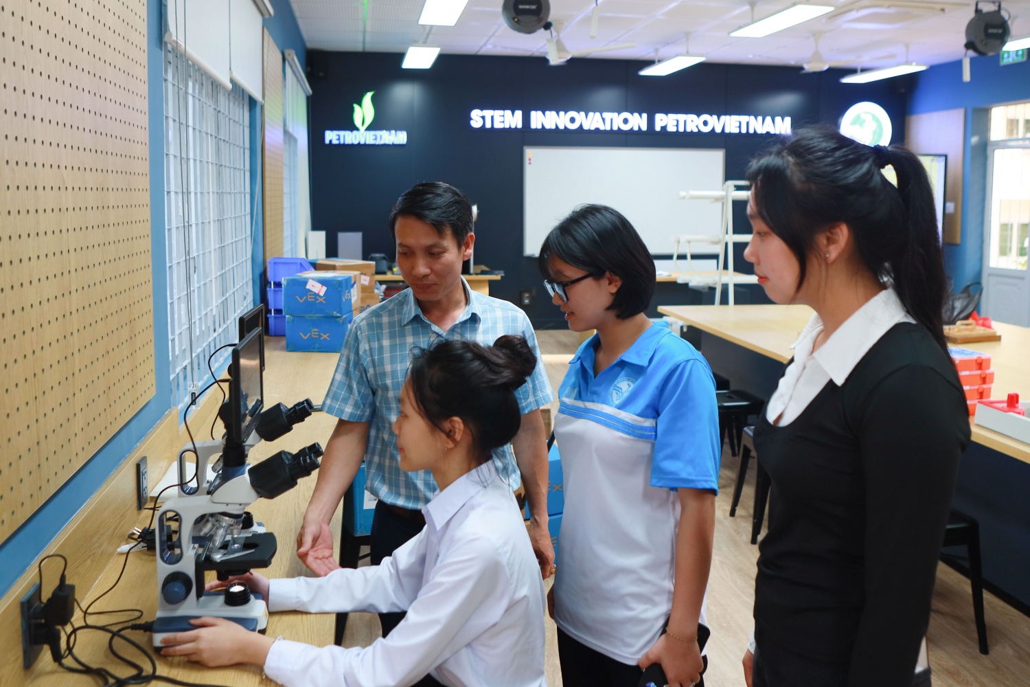 Học sinh trải nghiệm robotics, lập trình và thí nghiệm khoa học trong phòng STEM – nơi lý thuyết được gắn với thực tiễn, giúp hình thành tư duy sáng tạo và khả năng giải quyết vấn đề.