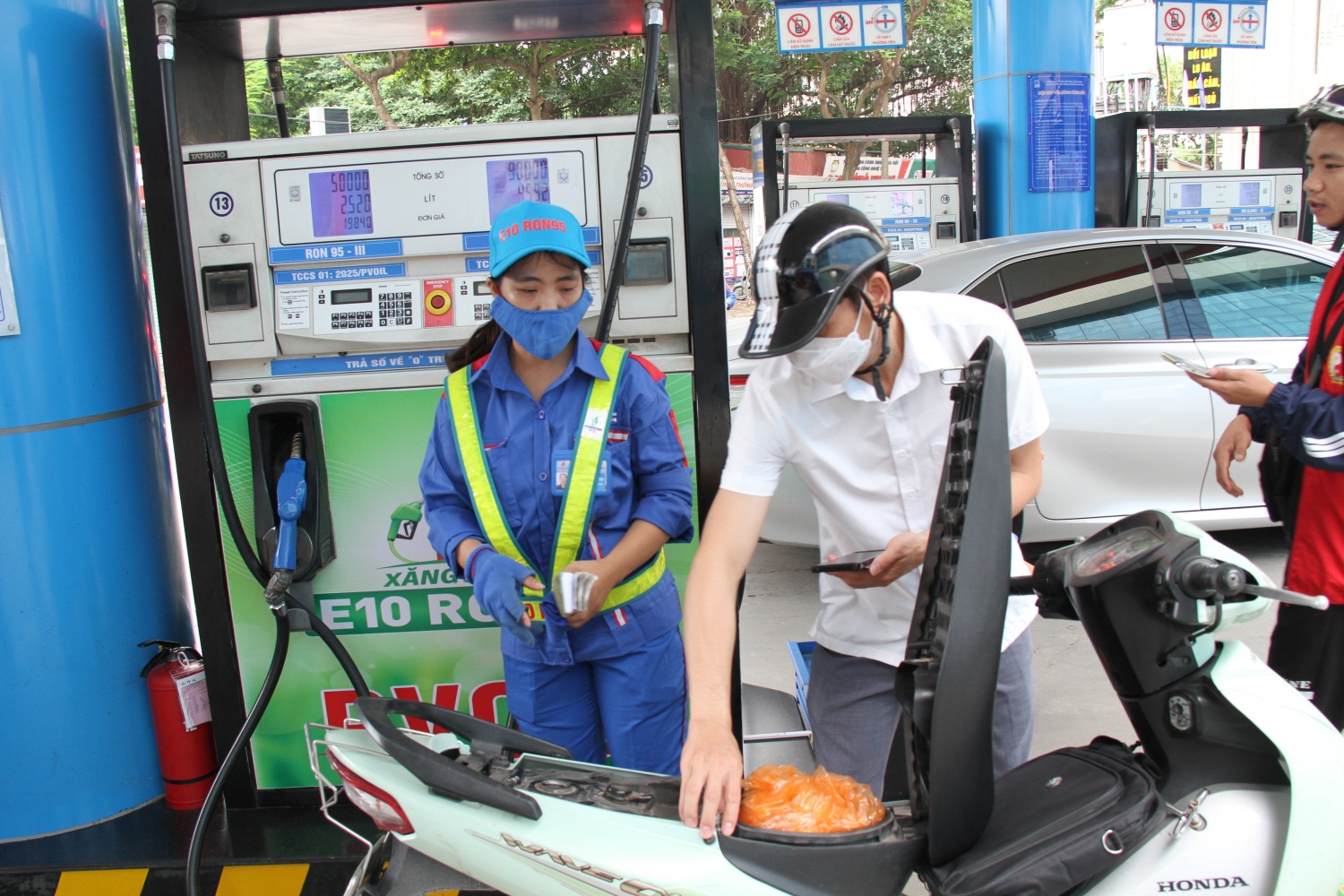 Giá xăng dầu tiếp tục giảm mạnh từ 15h ngày 18/12