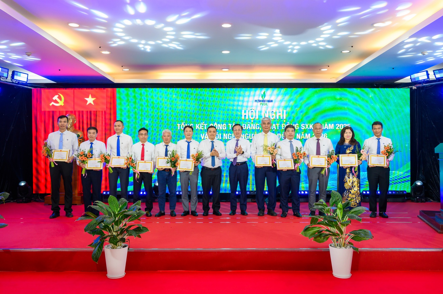 Đ/c Bùi Minh Tiến – UVBTV Đảng ủy, Thành viên HĐTV Petrovietnam và đ/c Nguyễn Đăng Trình – Phó Bí thư Đảng ủy, Tổng Giám đốc PVOIL trao tặng Giấy khen của Tập đoàn cho đại diện các tập thể thuộc PVOIL