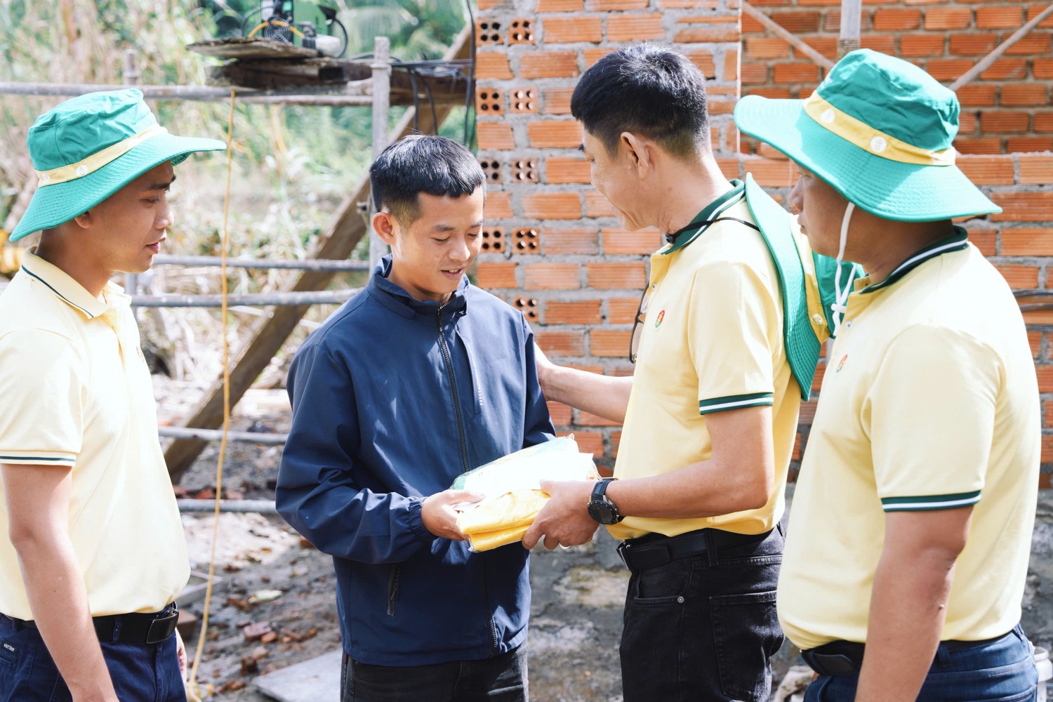 “Phân Bón Cà Mau – Cùng nhau san sẻ”: Dựng lại mái ấm sau mưa lũ