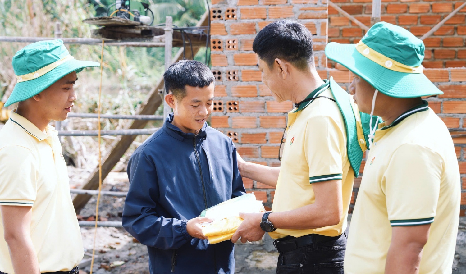 “Phân Bón Cà Mau – Cùng nhau san sẻ”: Dựng lại mái ấm sau mưa lũ