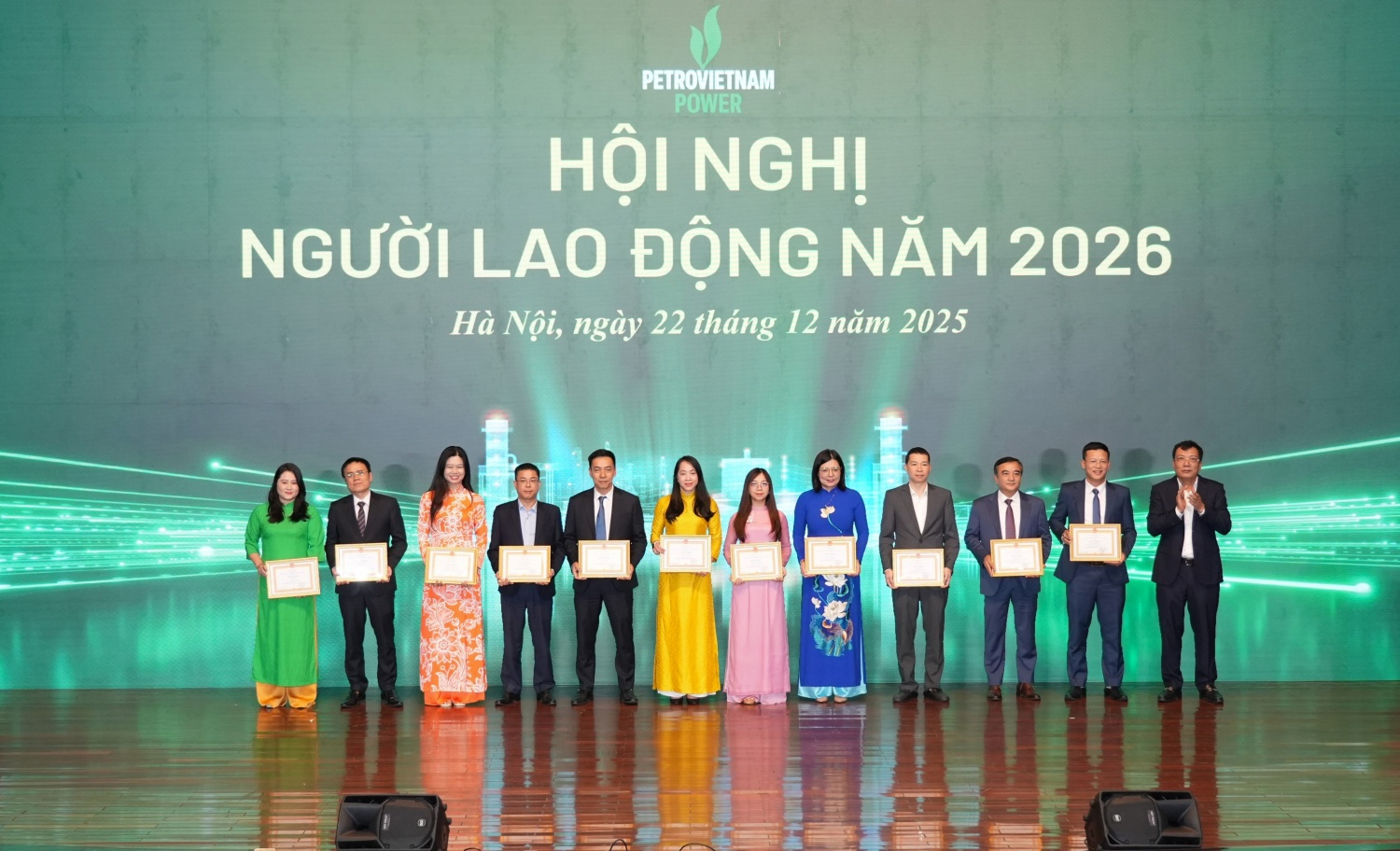 lên trao Giấy khen Tổng giám đốc Tập đoàn cho các cá nhân