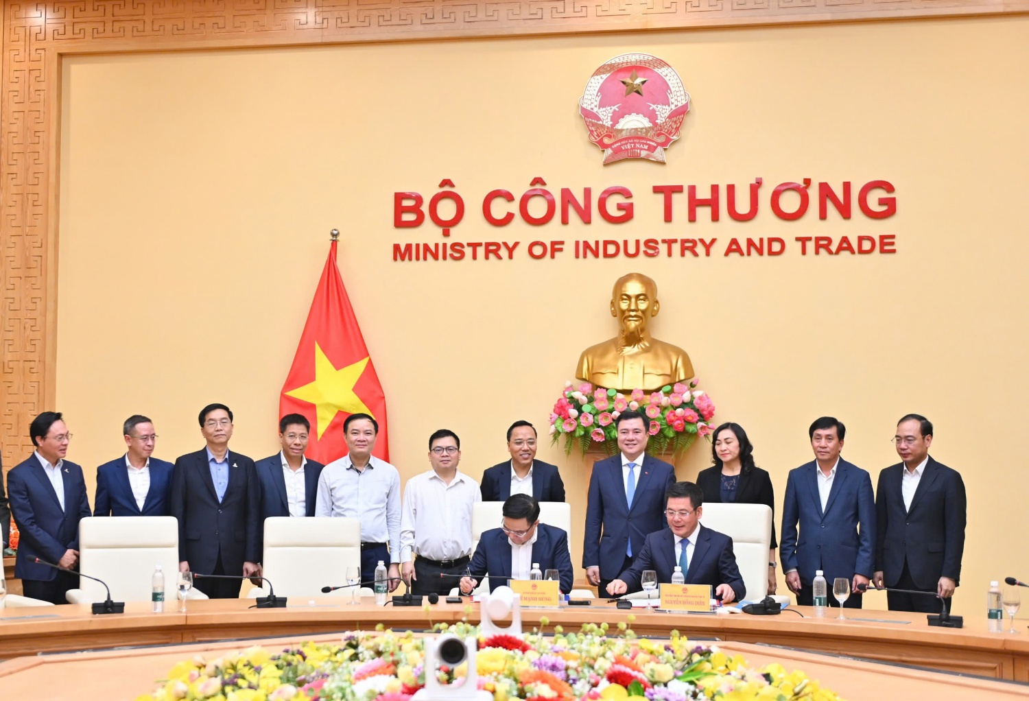 Đồng chí Lê Mạnh Hùng tiếp nhận bàn giao công tác Bí thư Đảng ủy, Quyền Bộ trưởng Bộ Công Thương