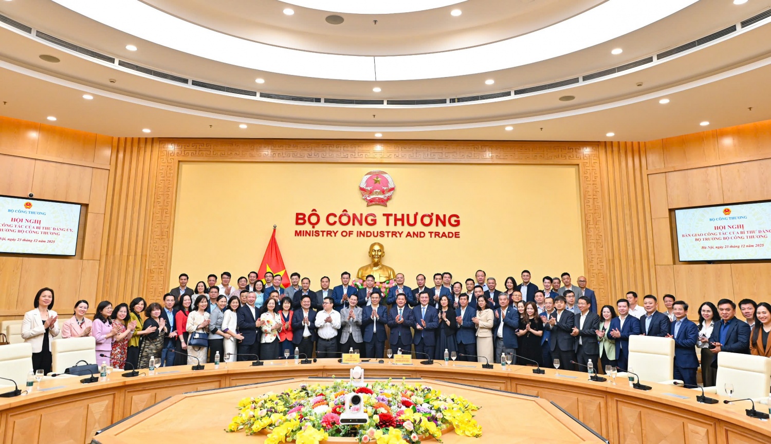 Đồng chí Lê Mạnh Hùng tiếp nhận bàn giao công tác Bí thư Đảng ủy, Quyền Bộ trưởng Bộ Công Thương