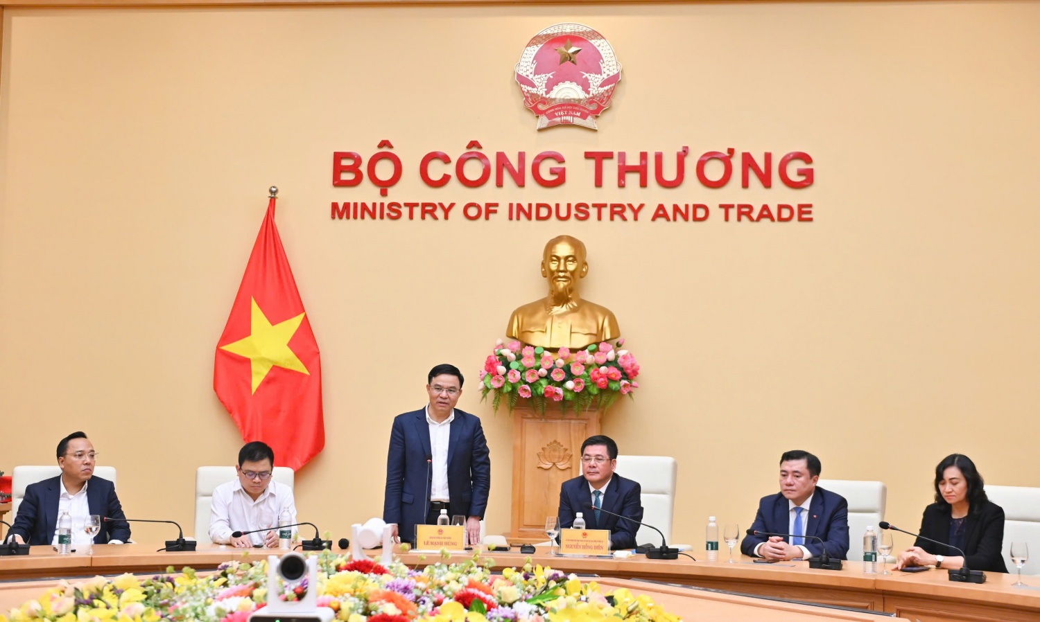 Đồng chí Lê Mạnh Hùng tiếp nhận bàn giao công tác Bí thư Đảng ủy, Quyền Bộ trưởng Bộ Công Thương