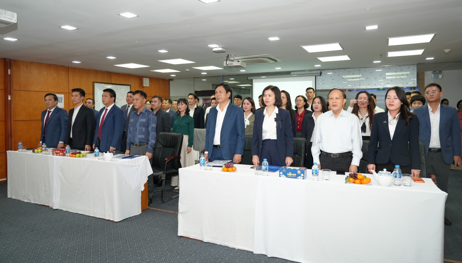 Các đại biểu thực hiện nghi lễ chào cờ