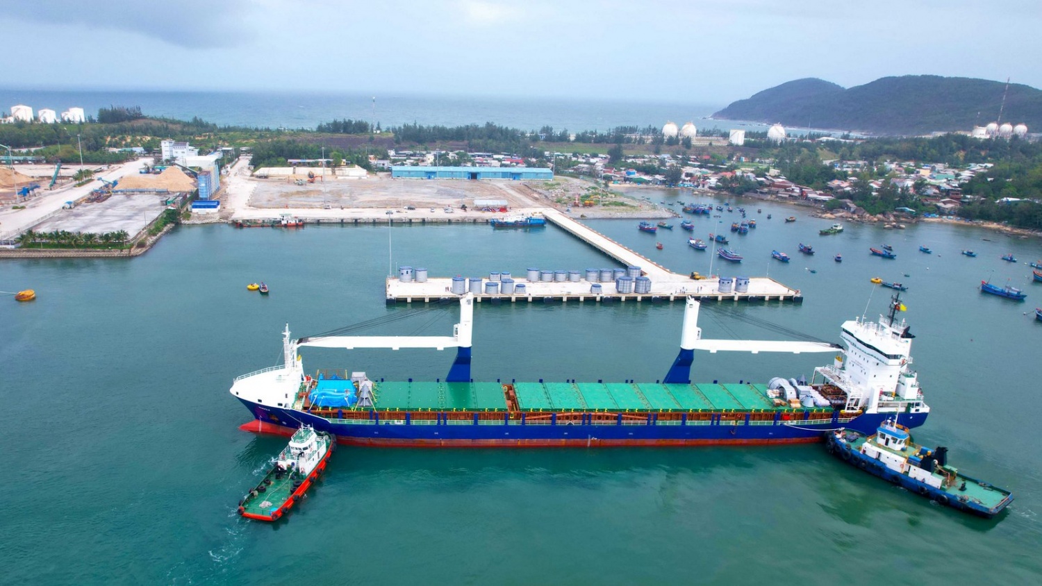 Bến số 3 - Cảng PTSC Dung Quất đón chuyến tàu đầu tiên