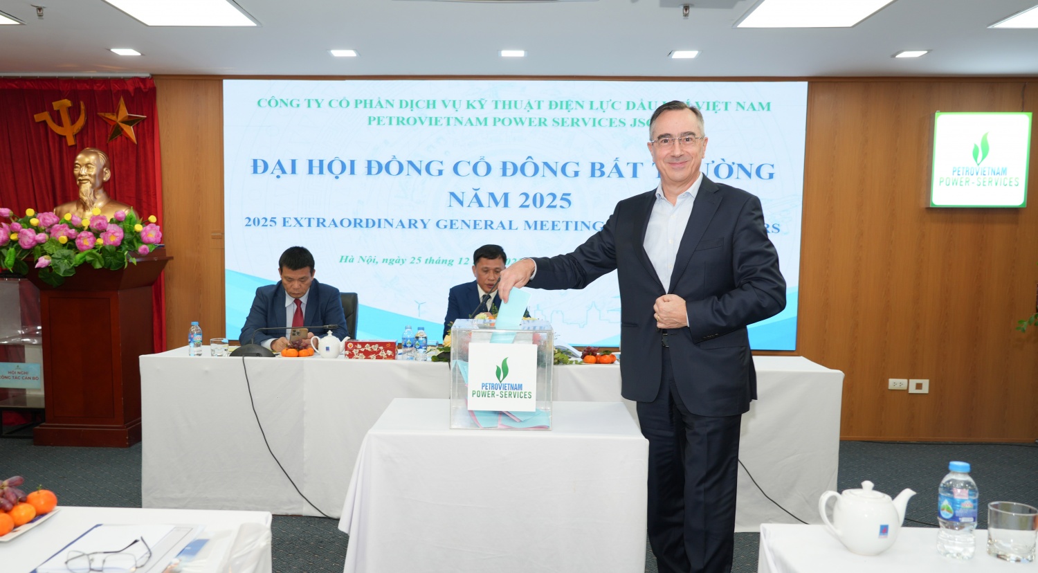 Các đại biểu bỏ phiếu bầu cử tại Đại hội