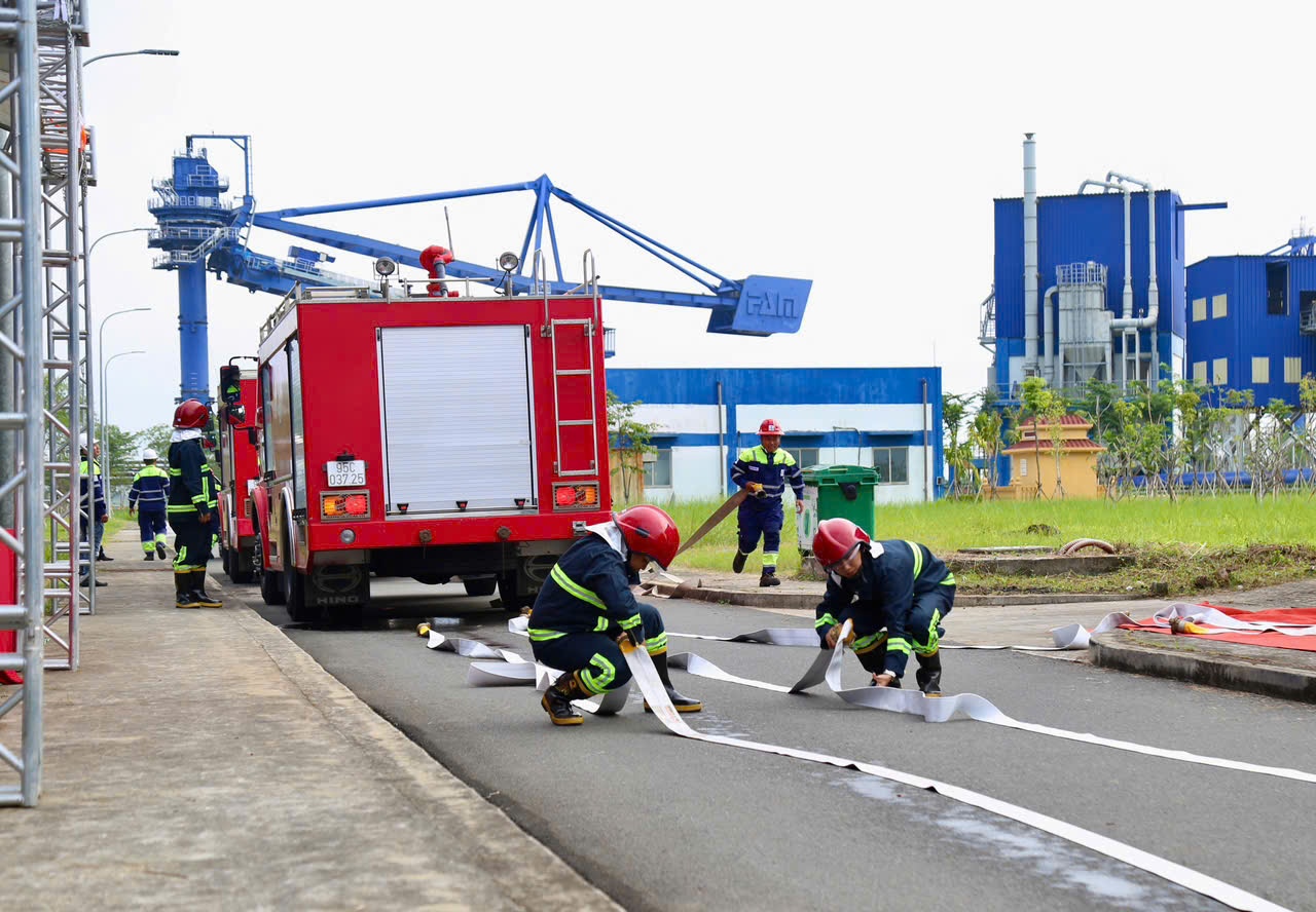 [Chùm ảnh] NMNĐ Sông Hậu 1 diễn tập phòng cháy, chữa cháy và cứu nạn, cứu hộ