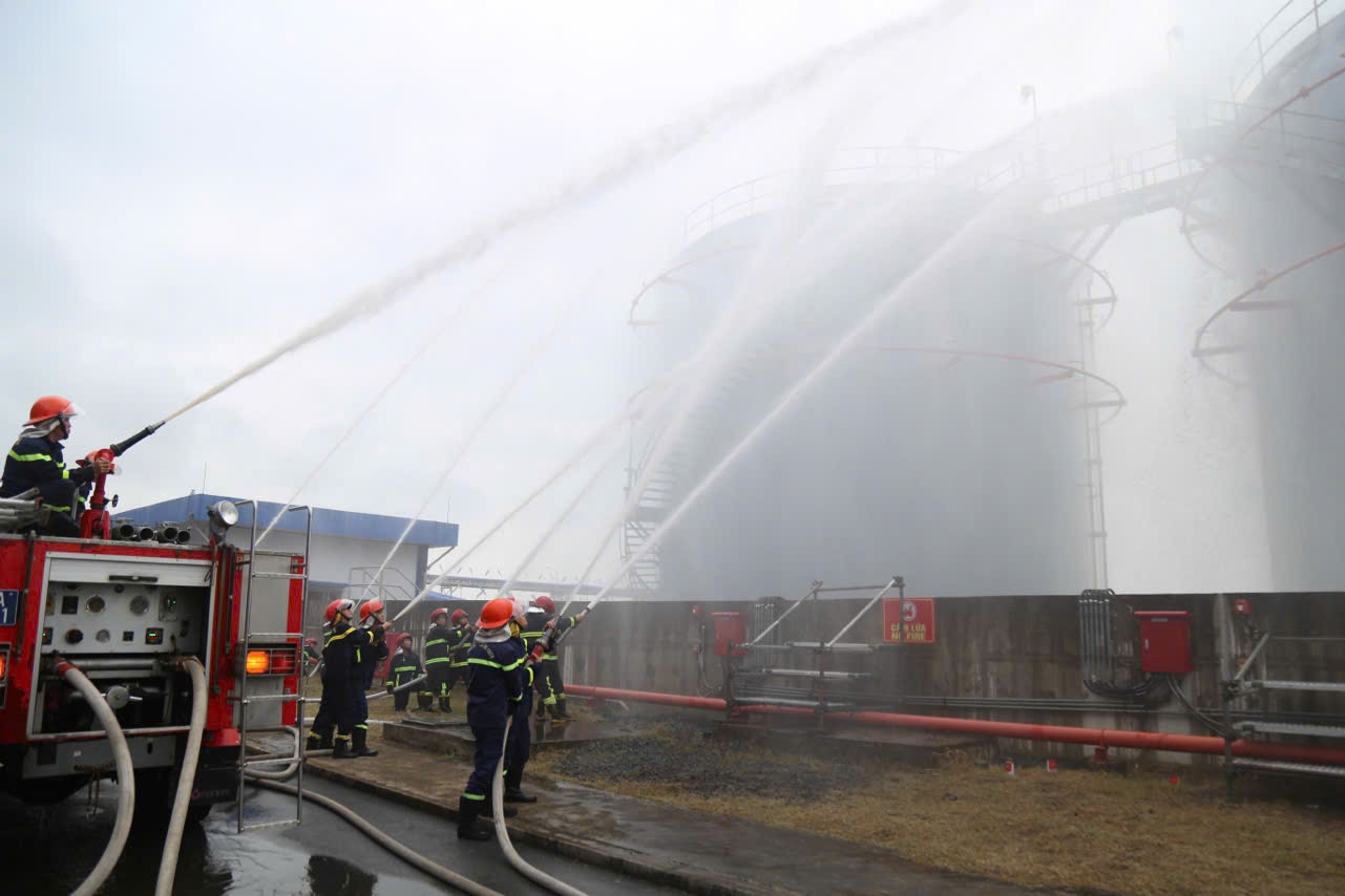 [Chùm ảnh] NMNĐ Sông Hậu 1 diễn tập phòng cháy, chữa cháy và cứu nạn, cứu hộ