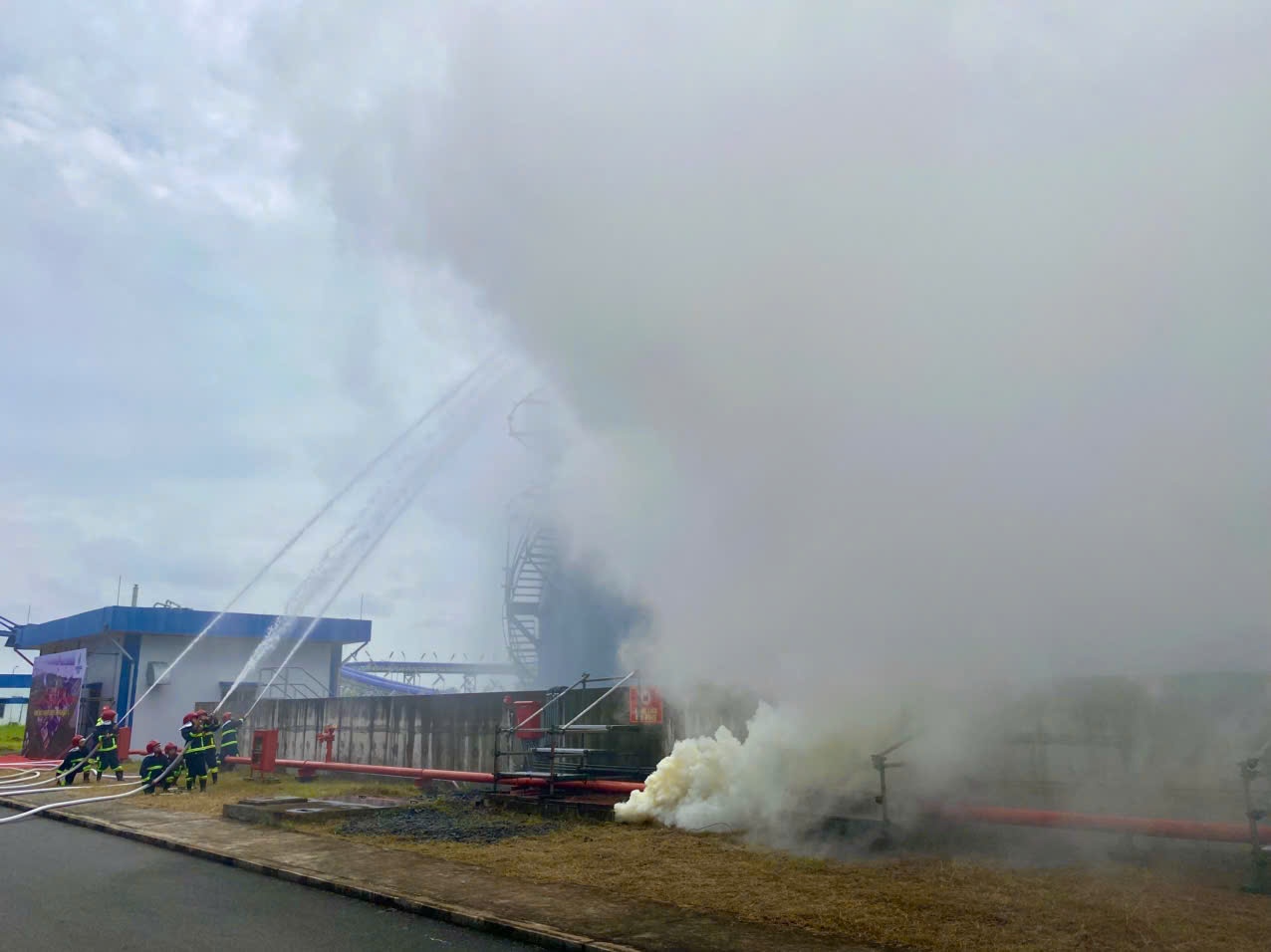 [Chùm ảnh] NMNĐ Sông Hậu 1 diễn tập phòng cháy, chữa cháy và cứu nạn, cứu hộ